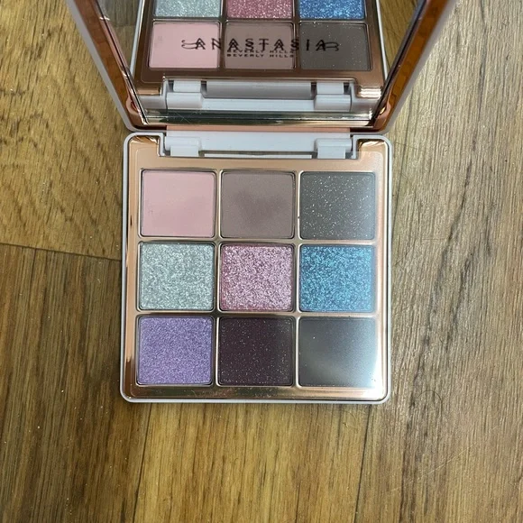 Sugar Eyeshadow Palette - Pink, Brown, Silver, Blue, Purple - Picture 1 of 3